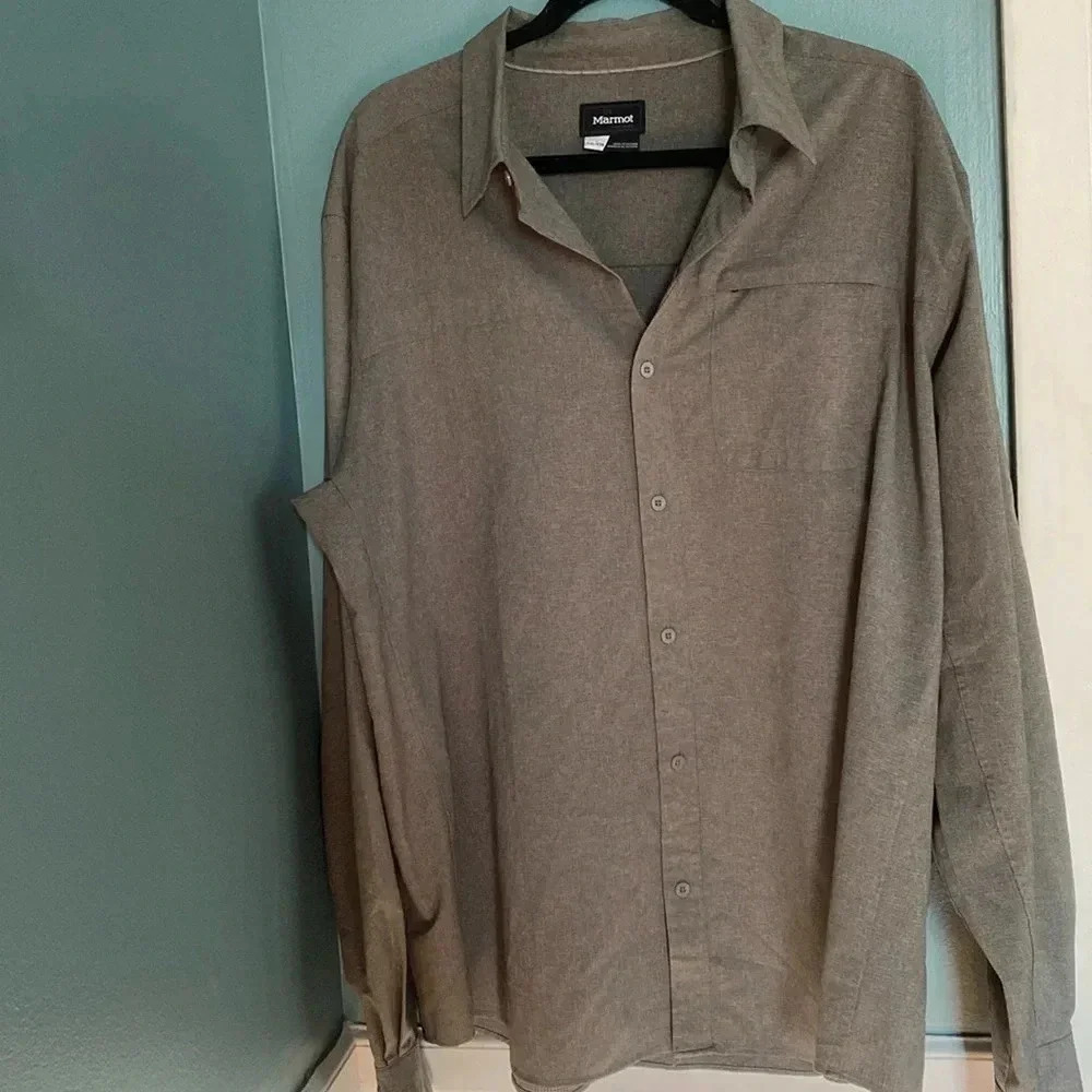 Marmot men’s XXL gray lightweight button down shirt - like new condition